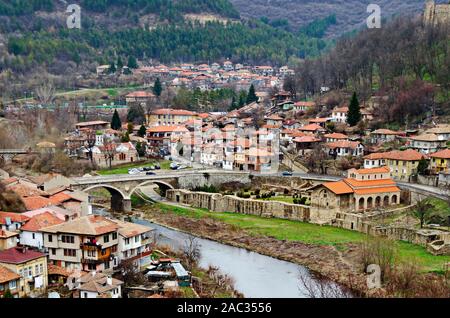 Blick auf ein Wohngebiet mit alten Häusern und Brücke über Fluss Yantra in Veliko Tarnovo, die alte Hauptstadt von Bulgarien, Europa Stockfoto