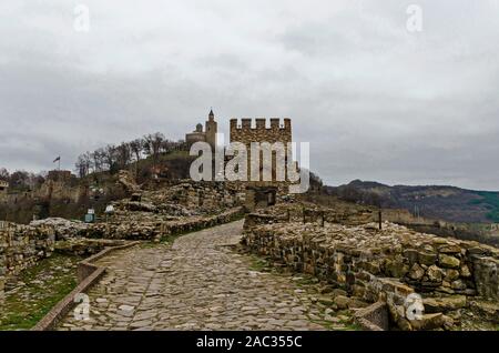 Der Haupteingang und die Festung von Tsarevets, mittelalterliche Festung auf einem Hügel mit dem gleichen Namen in Veliko Tarnovo, die alte Hauptstadt von Bulgarien, Stockfoto