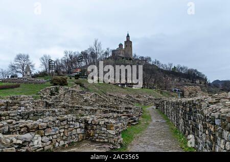 Der Haupteingang und die Festung von Tsarevets, mittelalterliche Festung auf einem Hügel mit dem gleichen Namen in Veliko Tarnovo, die alte Hauptstadt von Bulgarien, Stockfoto