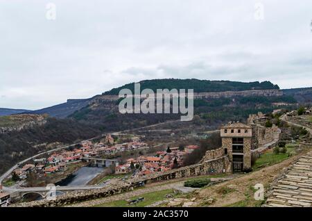 Blick auf ein Wohngebiet mit alten Häusern und Brücke über Fluss Yantra in Veliko Tarnovo, die alte Hauptstadt von Bulgarien, Europa Stockfoto