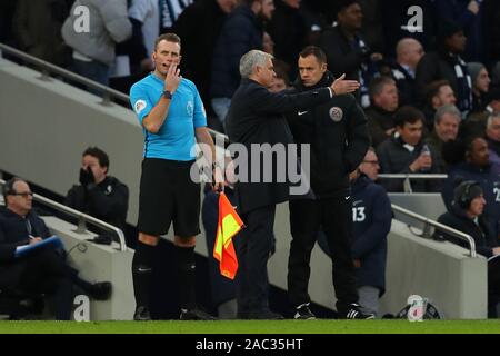 London, Großbritannien. 30. Nov 2019. Tottenham's Kopf Trainer Jose Mourinho im Gespräch mit einer offiziellen nach dem 2. Ziel der Barclays Premier League Match zwischen den Tottenham Hotspur und Bournemouth an der Tottenham Hotspur Stadion, London, England nicht zulässig war. Am 30. November 2019. (Foto durch AFS/Espa-Images) Credit: Cal Sport Media/Alamy leben Nachrichten Stockfoto