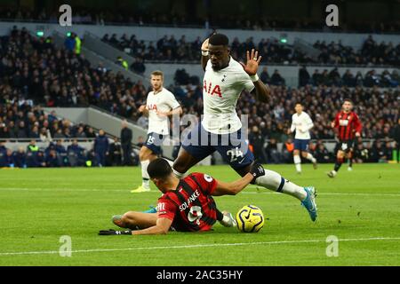 London, Großbritannien. 30. Nov 2019. Bournemouth, Dominic Solanke und Tottenham defender Serge Aurier für die Kugel während der Barclays Premier League Match zwischen den Tottenham Hotspur und Bournemouth konkurrieren auf dem Tottenham Hotspur Stadion in London, England. Am 30. November 2019. (Foto durch AFS/Espa-Images) Credit: Cal Sport Media/Alamy leben Nachrichten Stockfoto