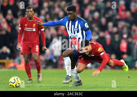 Brighton und Hove Albion Yves Bissouma (links) Liverpools Alex Oxlade-Chamberlain Kampf um den Ball während der Premier League Match in Liverpool, Liverpool. Stockfoto