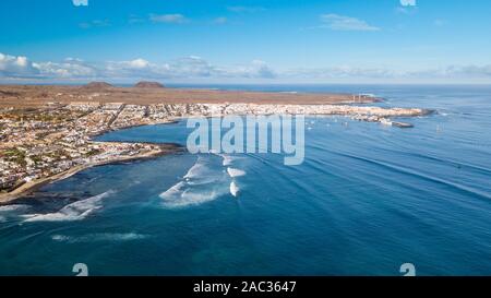 Luftaufnahme von Wellen in der Bucht von Corralejo, Fuerteventura Stockfoto