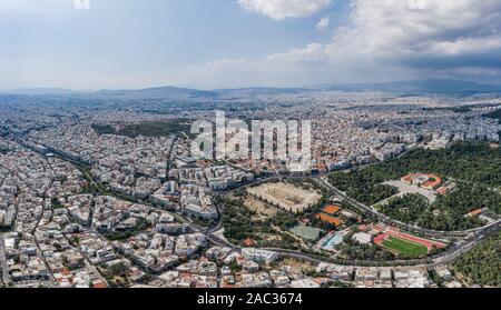 Antenne Panoramablick drone Schoß der Akropolis von Athen, Zeus Olympion Tempel Ruinen, das Museum und das Zappeion Hall Stockfoto