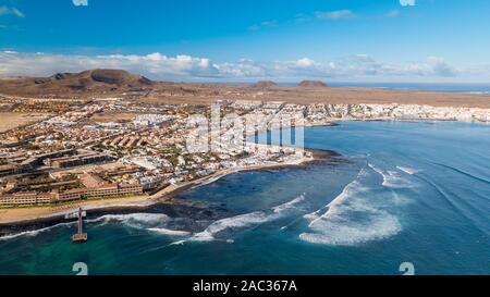Luftaufnahme von Wellen in der Bucht von Corralejo, Fuerteventura Stockfoto