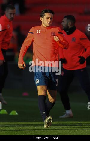 Stoke-on-Trent, Großbritannien. 30 Nov, 2019. Blackburn Rovers defender Lewis Travis (27) Während der EFL Sky Bet Championship Match zwischen Stoke City und die Blackburn Rovers in der bet365-Stadion, Stoke-on-Trent, England. Foto von Jurek Biegus. Nur die redaktionelle Nutzung, eine Lizenz für die gewerbliche Nutzung erforderlich. Keine Verwendung in Wetten, Spiele oder einer einzelnen Verein/Liga/player Publikationen. Credit: UK Sport Pics Ltd/Alamy leben Nachrichten Stockfoto