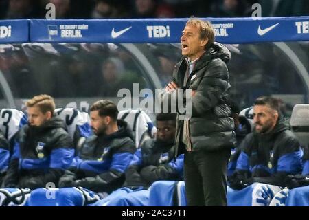 Berlin, Deutschland. 30 Nov, 2019. Fussball: Bundesliga, Hertha BSC - Borussia Dortmund, 13. Spieltag, Olympic Stadium. Berlins Cheftrainer Jürgen Klinsmann ruft sein Team mit verschränkten Armen. Credit: Andreas Gora/dpa - WICHTIGER HINWEIS: In Übereinstimmung mit den Anforderungen der DFL Deutsche Fußball Liga oder der DFB Deutscher Fußball-Bund ist es untersagt, zu verwenden oder verwendet Fotos im Stadion und/oder das Spiel in Form von Bildern und/oder Videos - wie Foto Sequenzen getroffen haben./dpa/Alamy leben Nachrichten Stockfoto