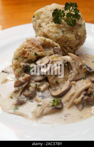 Hausgemachte Semmelknödel mit pilzragout Stockfoto