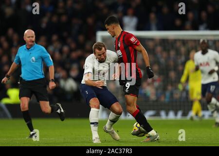 London, Großbritannien. 30. Nov 2019. Tottenham ist Harry Kane und Bournemouth ist Dominic Solanke für den Ball in der Barclays Premier League Match zwischen den Tottenham Hotspur und Bournemouth konkurrieren auf dem Tottenham Hotspur Stadion in London, England. Am 30. November 2019. (Foto durch AFS/Espa-Images) Credit: Cal Sport Media/Alamy leben Nachrichten Stockfoto