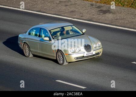 2006 Gold Jaguar S-Type SE Diesel Auto; Großbritannien Verkehr, Transport, moderne Fahrzeuge, Limousinen, Fahrzeuge, Fahrzeug, uk Straßen, Motoren, fahrende Süden - an die 3 Lane M61 Autobahn Autobahn gebunden Stockfoto