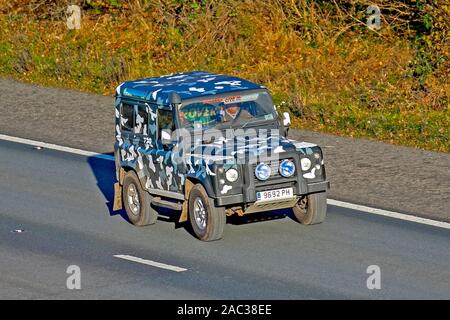 2006 Mehrfarbige Custom Land Rover Defender 90 Schwarz H/T; mit Schnorchelauslass, UK Fahrzeug Verkehr, Camouflage Transport, moderne Fahrzeuge, Limousinen, getarnte Fahrzeuge, Fahrzeug, uk Straßen, Motoren, auf der dreispurigen Autobahn M61 nach Süden fahren Stockfoto