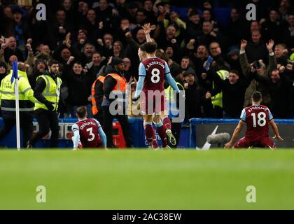 Stamford Bridge, London, UK. 30 Nov, 2019. Fußball der englischen Premier League Chelsea gegen West Ham United; Aaron Cresswell von West Ham United feiert gegen West Ham United Fans nach seinem Seiten 1. Ziel riefen in der 48. Minute es 0-1-streng Redaktionelle nur Gebrauch zu machen. Keine Verwendung mit nicht autorisierten Audio-, Video-, Daten-, Spielpläne, Verein/liga Logos oder "live" Dienstleistungen. On-line-in-Match mit 120 Bildern beschränkt, kein Video-Emulation. Credit: Aktion Plus Sport Bilder/Alamy leben Nachrichten Stockfoto