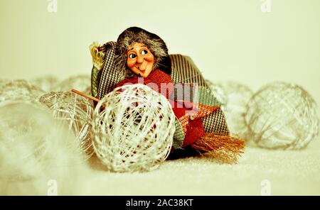 La Befana fliegt mit einem Besen mit einem typischen italienischen Legende Stockfoto