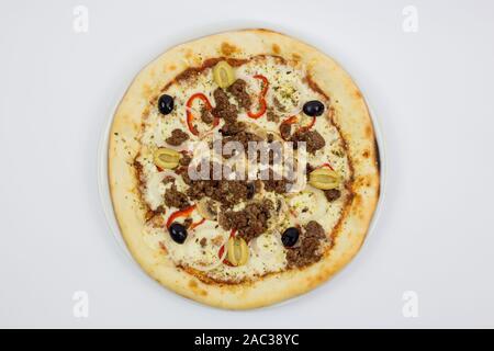 Pizza mit Oliven, Fast-Food-Restaurant, Dekoration, Pizza auf weißem Hintergrund Stockfoto