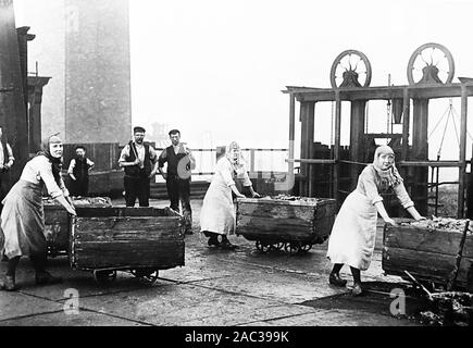 Grube Braue Lasses, Moos Hall, Lancashire, Viktorianischen Periode Stockfoto