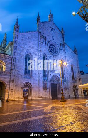 Como - Das Portal von Dom in der Abenddämmerung. Stockfoto