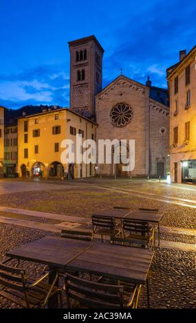 Como - die Basilika di San Fedele und Quadrat in der Abenddämmerung. Stockfoto