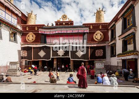 Lhasa, Tibet - 24. September 2010: die Gläubigen vor dem Jokhang Tempel Stockfoto