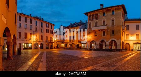 Como - die Piazza San Fedele und Quadrat in der Abenddämmerung. Stockfoto