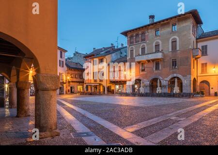 Como - die Piazza San Fedele und Quadrat in der Abenddämmerung. Stockfoto