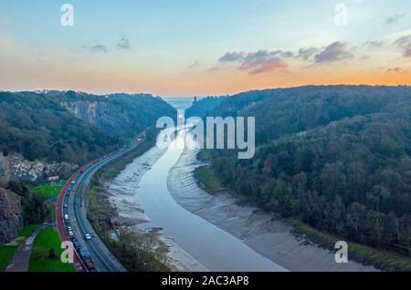 Sie suchen den Avon Gorge in Richtung Bristol an einem kalten Winterabend Stockfoto