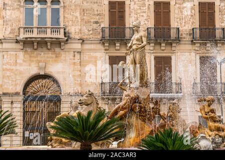 Artemisbrunnen auf dem Platz Piazza Archimede, Insel Ortigia Syrakus, Sizilien, Italien, Europa | Brunnen von Artemis auf Archimedes Square, Ortygia. Stockfoto