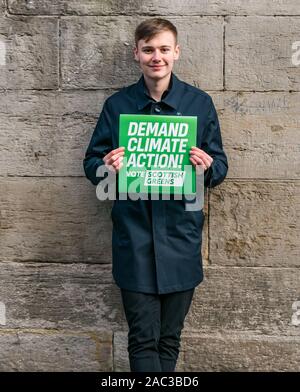 Scottish Green Party fordert Klimawandel allgemeine Maßnahmen der Wahlkampf. Cameron Glasgow, jüngster Kandidat für Livingston Stockfoto