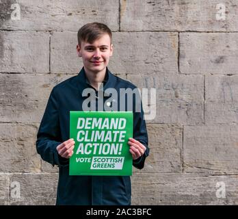 Scottish Green Party fordert Klimawandel allgemeine Maßnahmen der Wahlkampf. Cameron Glasgow, jüngster Kandidat für Livingston Stockfoto