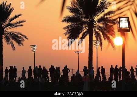 Abu Dhabi, VAE. 30. November 2019, Yas Marina Circuit, Abu Dhabi, Vereinigte Arabische Emirate; Formel 1 Abu Dhabi Grand Prix, qualifizierender Tag; Fans bei Sonnenuntergang - Redaktionelle Verwendung Credit: Aktion Plus Sport Bilder/Alamy leben Nachrichten Stockfoto