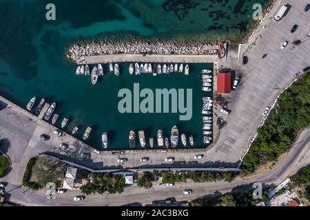 Antenne overhead Drone schoss der Boote bei Poros Hafen auf der Insel Kefalonia in Griechenland Stockfoto