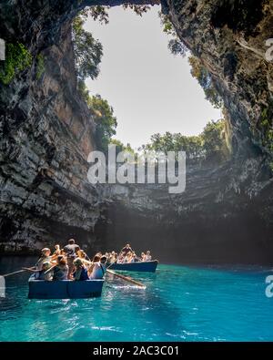 Kefalonia, Griechenland - 22. August 2019: Touristen Foto im Boot in unterirdischen Melissani See Höhle nehmen Stockfoto