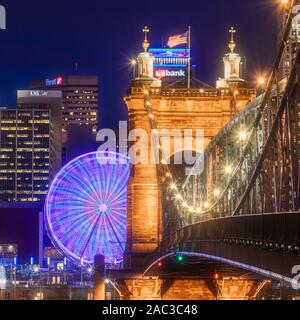 John roebling Brücke in Cincinnati, Ohio. Diese Brücke überspannt den Ohio River. Auch bekannt als Suspension Bridge. Stockfoto