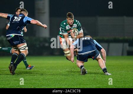 Treviso, Italien, 30. November 2019, Eli snyman (Treviso) von Brad thyer (Cardiff) bei Benetton Treviso blockiert Cardiff Blues - Rugby Guinness Pro 14-Kredit: LPS/Ettore Griffoni/Alamy Live News vs. Stockfoto