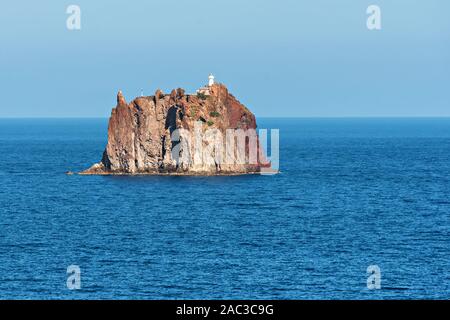 Die kleine vulkanische Insel namens trombolicchio" in der Nähe von Stromboli, Äolische Inseln, Italien Stockfoto