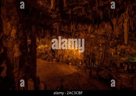 Kefalonia, Griechenland - 22. August 2019: Touristen im Inneren Tropfsteinhöhle Drogarati Höhle Stockfoto