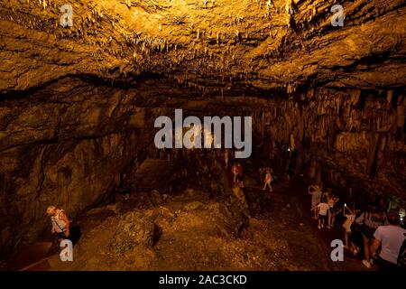 Kefalonia, Griechenland - 22. August 2019: Touristen im Inneren Tropfsteinhöhle Drogarati Höhle Stockfoto