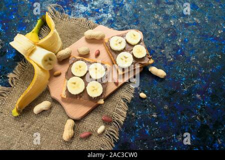 Toast mit Chocolate Peanut Butter und Banane. Ansicht von oben. Stockfoto