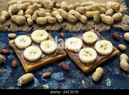 Toast mit Chocolate Peanut Butter und Banane. Stockfoto