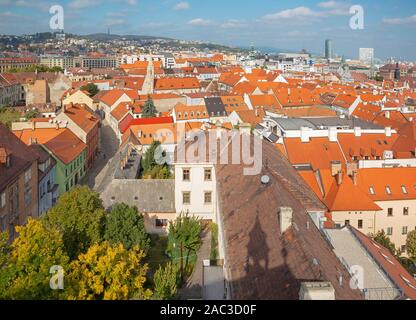 Bratislava - Outlook Formular st. Martins Dom der Stadt Capitulska ower die alte Straße. Stockfoto