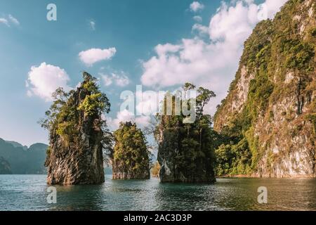 Schönen Kalkstein Klippen erhebt sich aus dem Wasser auf Cheow Lan Lake in Khao Sok National Park Stockfoto