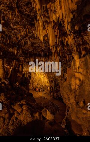 Kefalonia, Griechenland - 22. August 2019: Touristen im Inneren Tropfsteinhöhle Drogarati Höhle Stockfoto