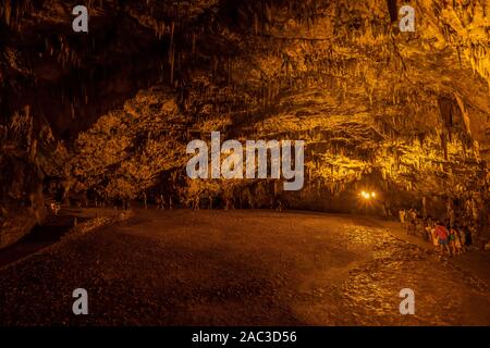 Kefalonia, Griechenland - 22. August 2019: Touristen in der Kammer der Erhöhung im Inneren Tropfsteinhöhle Drogarati Höhle Stockfoto