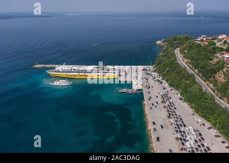 Kefalonia, Griechenland - 22. August 2019: Luftbild Drohne Schuß von den Autos, die in der Warteschlange für embarkement in Kreuzfahrtschiff in Poros Stockfoto