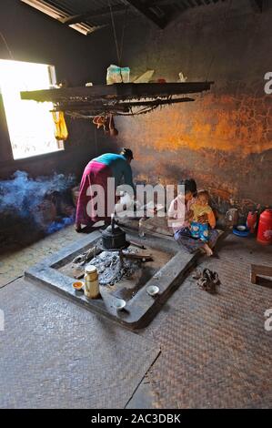 Ein Palaung tribal Haus der Familie in dem kleinen Dorf Pein Ne Bin, in der Nähe von Kalaw Shan Staat, Myanmar Stockfoto