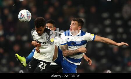 Queens Park Rangers' Ryan Manning (rechts) und im Derby County Duane Holmes Kampf um den Ball in den Himmel Wette Championship Match im Pride Park, Derby. Stockfoto