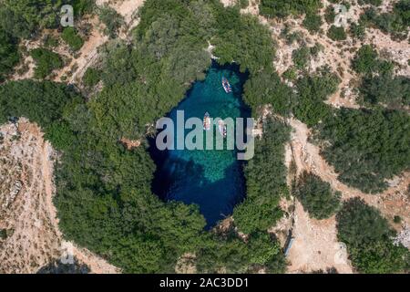 Antenne overhead drone Schuß von Touristen Boot in unterirdischen Melissani See Höhle in Kefalonia Stockfoto