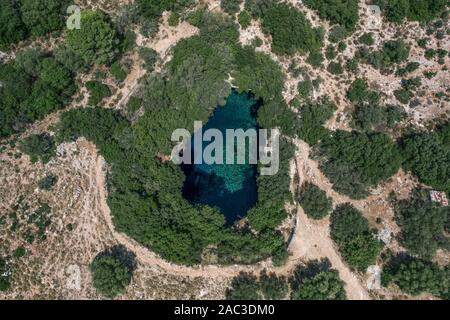 Antenne overhead Drone schoss der schönen unterirdischen Melissani See Höhle in Kefalonia Stockfoto