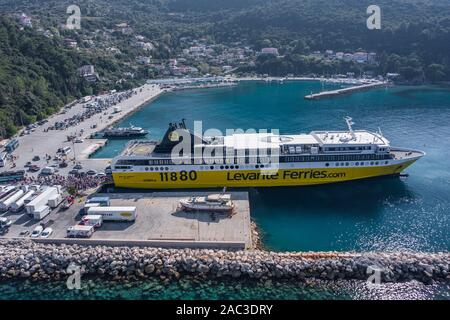 Kefalonia, Griechenland - 22. August 2019: Luftbild Drohne Schoß der großen Kreuzfahrtschiffe im Hafen von Kefalonia in Poros angehalten Stockfoto