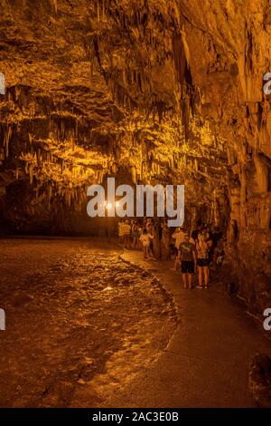 Kefalonia, Griechenland - 22. August 2019: Touristen nehmen Foto von Tropfsteinhöhle Drogarati Höhle Stockfoto